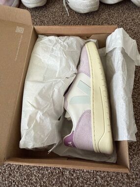 Veja Lavender & Cream Women’s Low-Top Sneaker